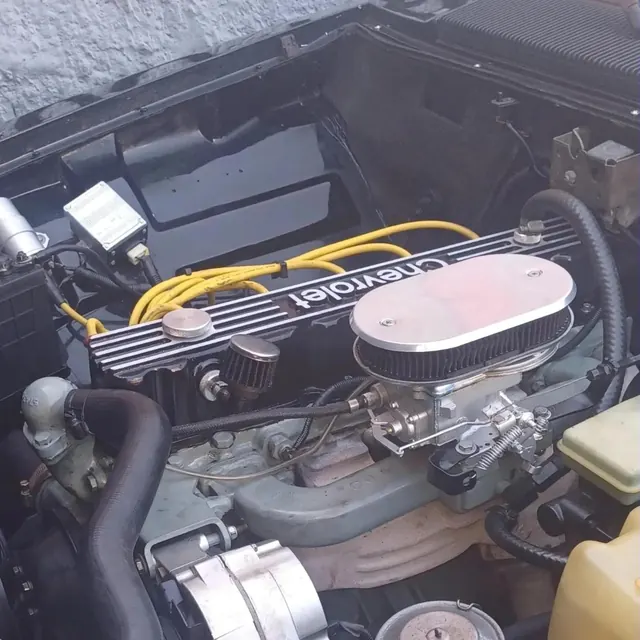 Cofre do motor do Opala com a tampa de válvulas Chevrolet, filtro de ar oval e cabos de vela amarelos