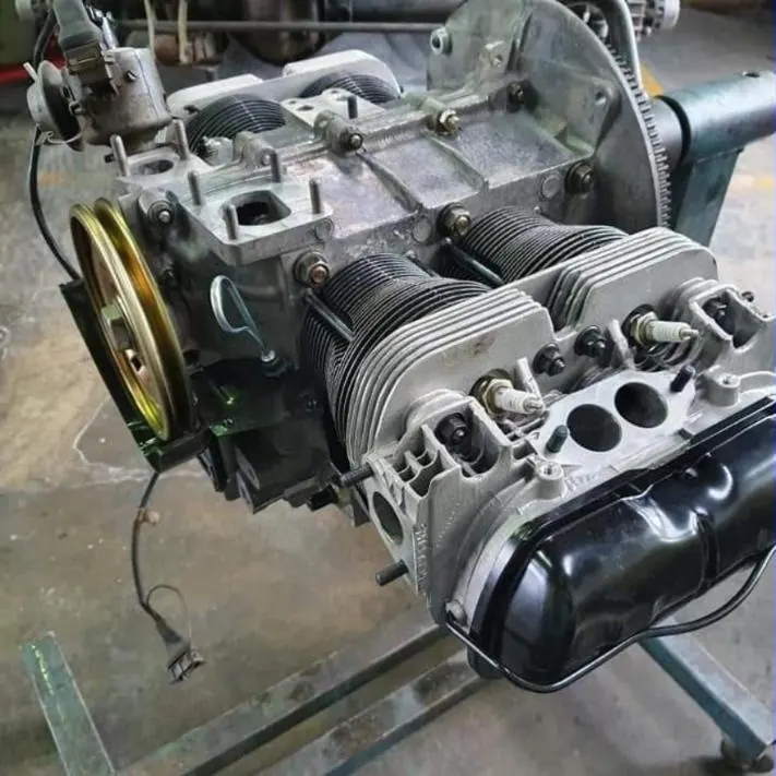 Motor Volkswagen refrigerado a ar montado sobre um cavalete, com cilindros aletados e polia dourada