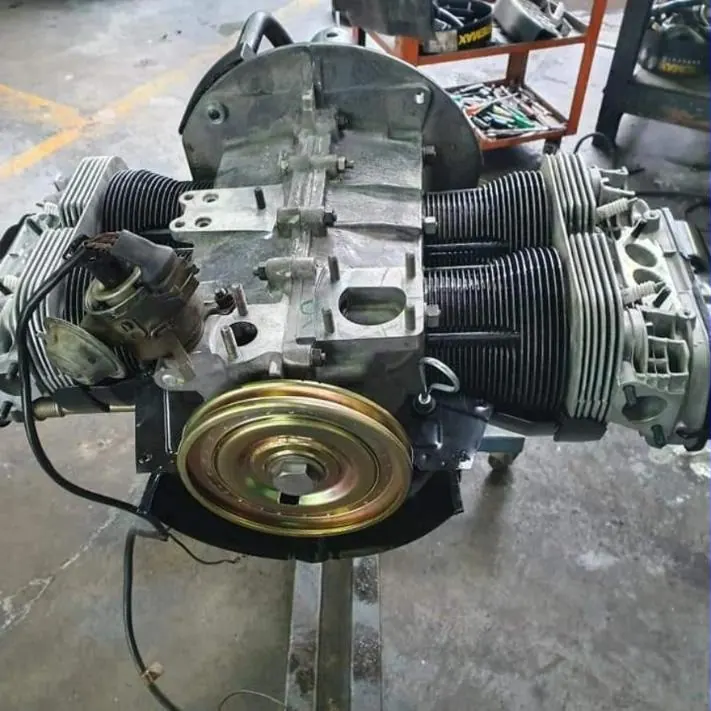 Motor Volkswagen a ar visto pela polia, com distribuidor e cilindros limpos